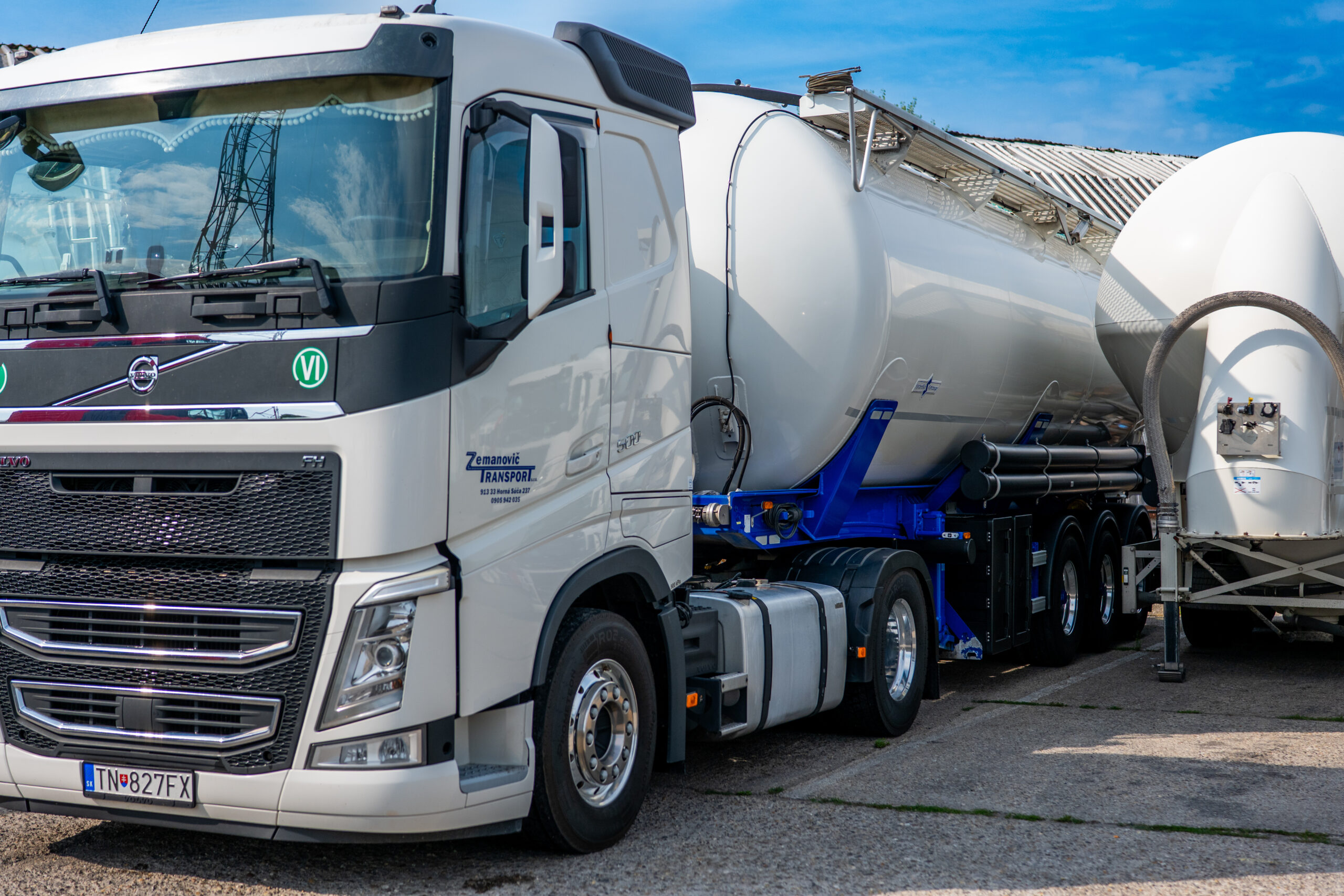 Ťahače Volvo Zemanovič Transport pripravené na prepravu
